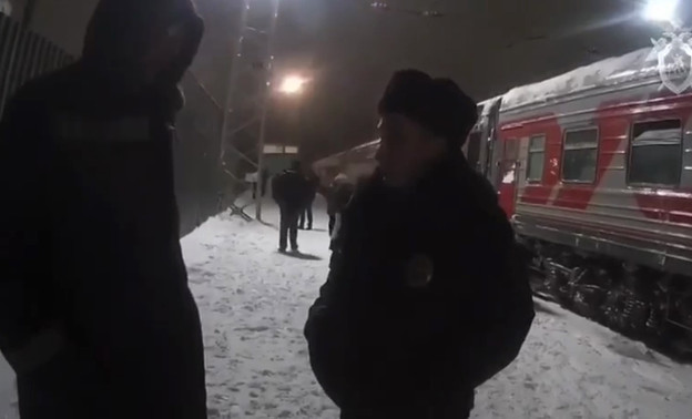 Пассажир поезда на вокзале в Кирове ударил полицейского по голове