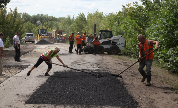В Кировской области в 2017 году на строительство четырнадцати километров сельских дорог потратят около 286 миллионов рублей