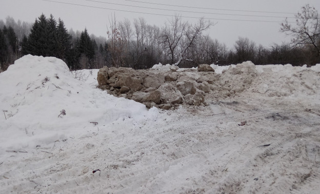 Грязный снег с кировских улиц коммунальщики сваливают возле реки Хлыновки
