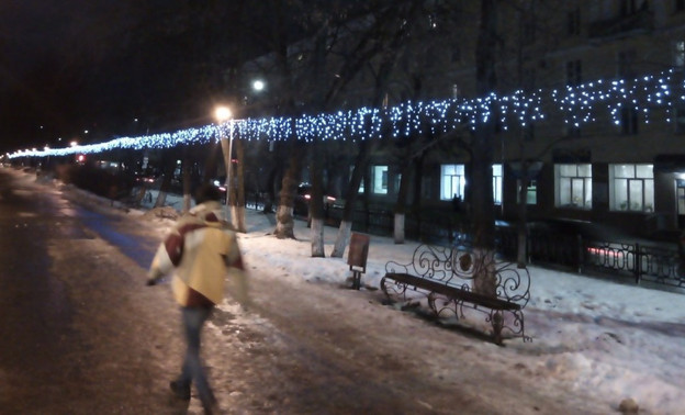 Улицы Кирова начали украшать гирляндами за 4 миллиона рублей