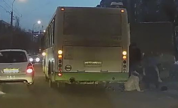 В соцсетях появилось видео, как водитель кировского автобуса протащил по земле зажатую в дверях женщину