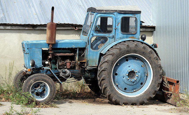 В Лузском районе по вине тракториста деревом убило рабочего