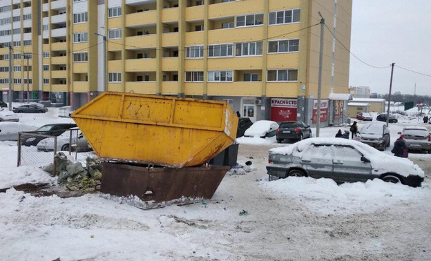 В Кирове жители одной улицы остались без новых контейнеров