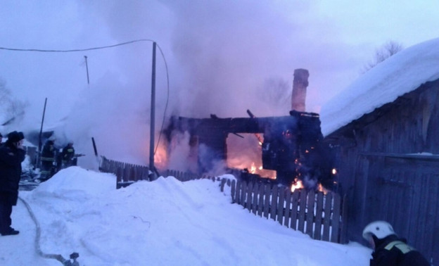 Сегодня ночью крупный пожар унёс жизни двух омутнинцев (ФОТО)