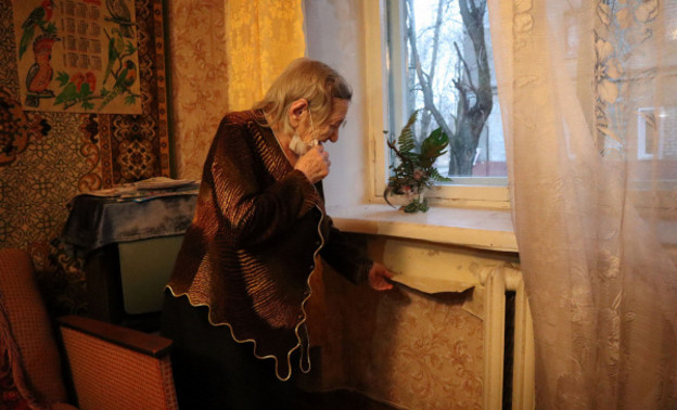 Из-за сырости в квартире инвалидов отваливаются обои и образовалась плесень. Прокуратура начала проверку