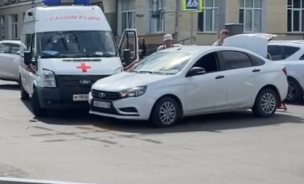 В центре Кирова «Лада» столкнулась со скорой помощью, которая ехала на вызов