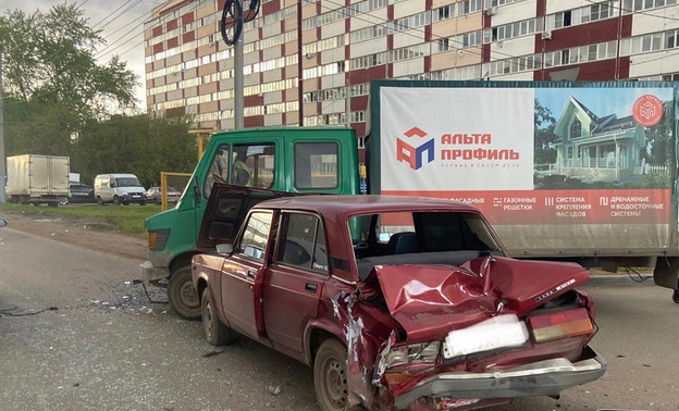 В Кирове в районе ТЦ «Гринхаус» произошло ДТП с участием девяти автомобилей