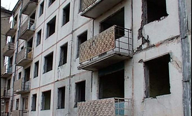 В Кировской области чиновники предоставили переселенцам квартиры с трещинами в стенах