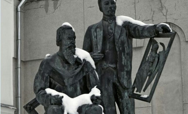 Памятник Васнецовым в Кирове стал популярнее благодаря снежному коту