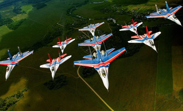 «Русские Витязи» отрепетировали фигуры высшего пилотажа в небе над Кировом