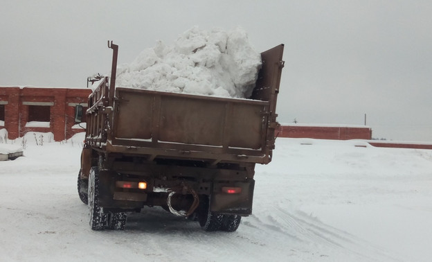 Водителя «КамАЗа», который устроил незаконную снежную свалку под Кировом, поймали с поличным