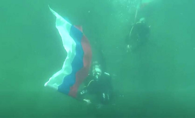 На дне Чёрного моря установили флаг России