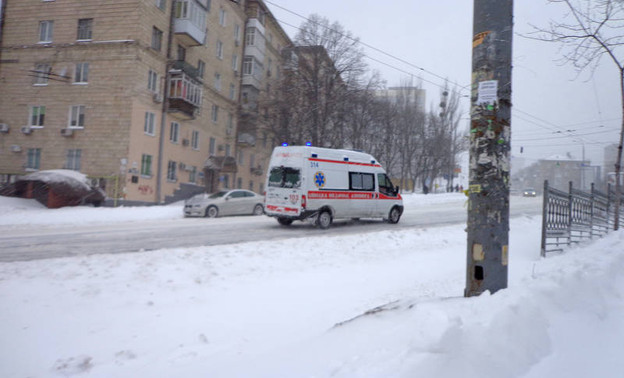 В Кировской области снегоуборочный трактор придавил мужчину к гаражу