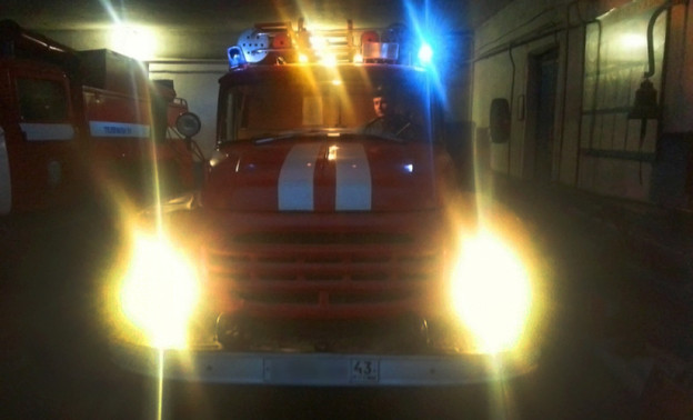 Во время ночного пожара в Кирове из жилого дома эвакуировали 15 человек