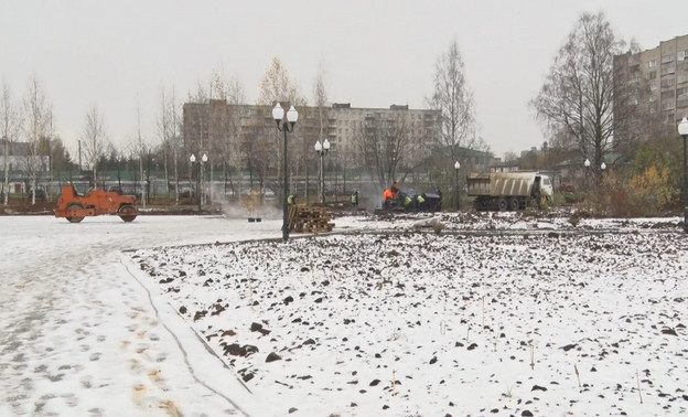 Асфальт в Кочуровском парке, уложенный в снег, проверят с помощью экспертизы