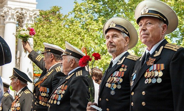 Рахим Азимов поздравил жителей Кировской области с Днем Победы