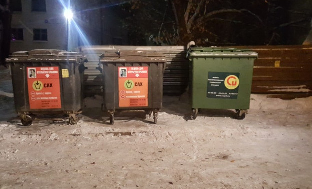 На мусорные контейнеры в Кирове и Слободском начали устанавливать педали
