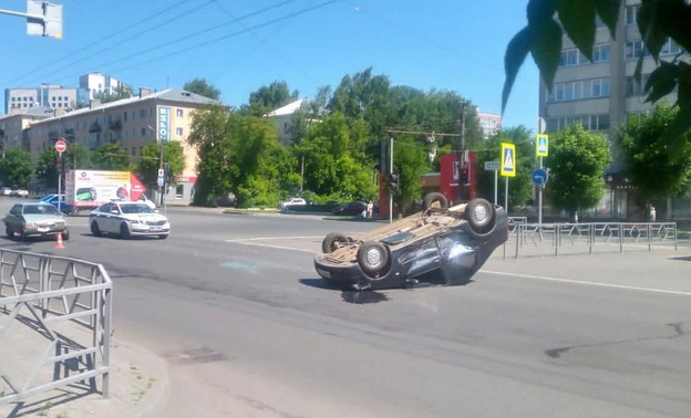 В Кирове легковушка после столкновения перевернулась на крышу