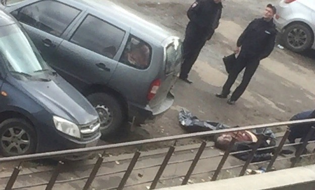 На улице Калинина нашли тело неизвестного мужчины