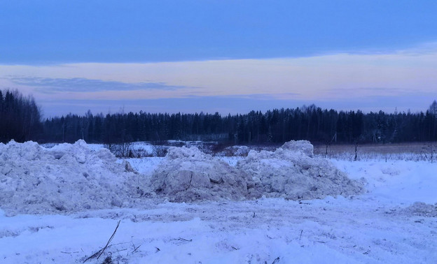 В Кирове неизвестные круглосуточно свозят грязный снег к реке Черушке