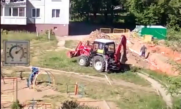 В Кирово-Чепецке рабочие позаимствовали песок с детской площадки. Видео