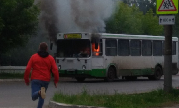 В Нововятске на ходу загорелся автобус с пассажирами