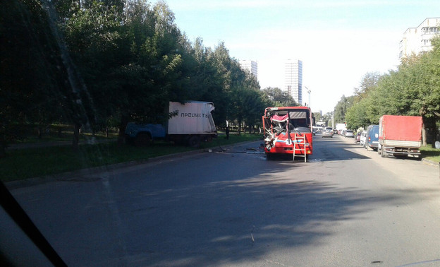 На улице Калинина пассажирский автобус столкнулся с грузовиком