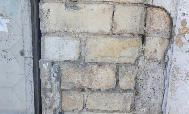 В Кирове в здании бывшей пожарной части нашли фрагменты надгробных камней