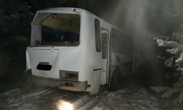 Шесть человек получили травмы при столкновении автобуса и грузовика в Слободском районе