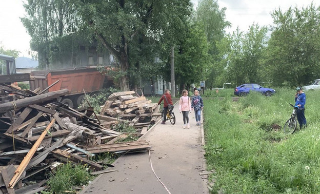 В Нововятске при сносе домов не огородили территорию. Жители беспокоятся за здоровье детей