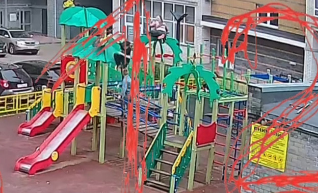 В Кирове на ребенка на детской площадке упала часть горки