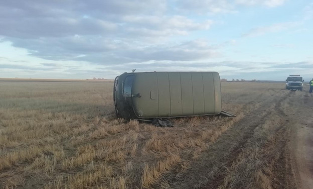 В Пижанском районе в поле перевернулся «УАЗ»: водитель погиб