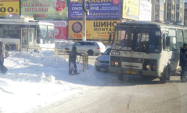 Улица Ленина встала в пробку из-за аварии с автобусом