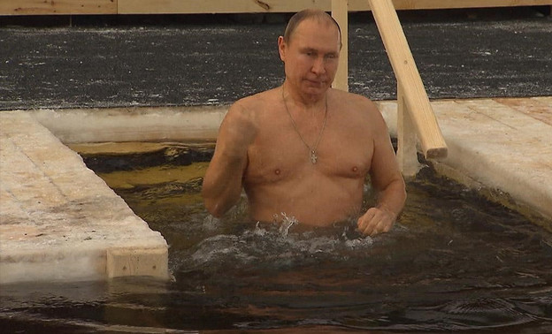 Владимир Путин нырнул в прорубь