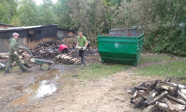 В Слободском местные жители помогли семье, пострадавшей от пожара