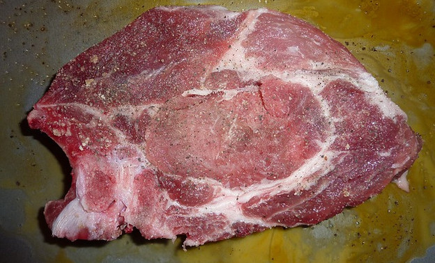 В Омутнинском районе магазин продавал мясную продукцию, срок годности которой вышел больше полугода назад