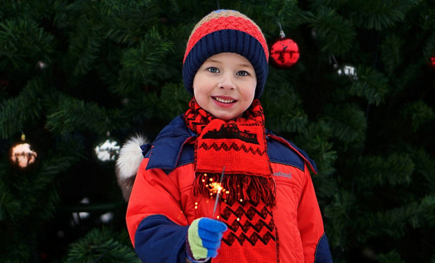 Подушечное сумо, катание на сноуборде и цветной лёд: чем занять детей на новогодних праздниках
