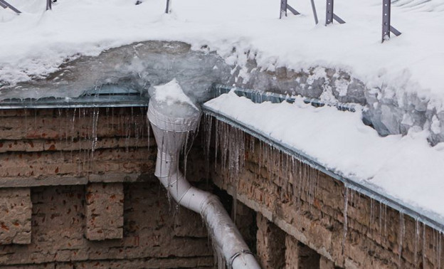 В Кирове с балкона жилого дома на Воровского упал снег на пешехода