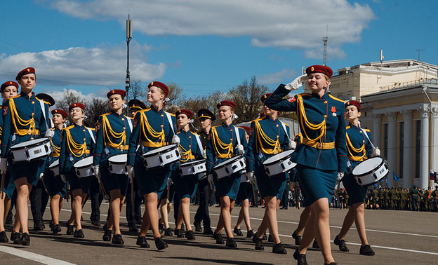 Торжественный парад на Театральной площади 9 мая. Фоторепортаж
