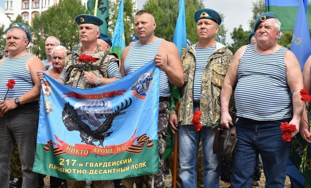 Кировских десантников поздравили городские власти