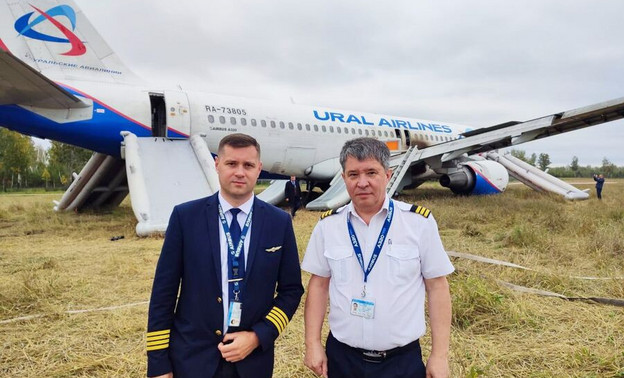 Пилотам, которые посадили самолёт в поле под Новосибирском, предложили уволиться