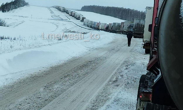 Кировские дальнобойщики застряли в двухдневной пробке под Сызранью