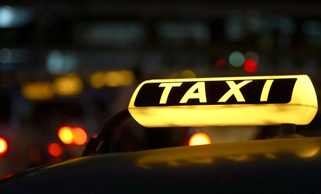Кировский таксист украл у своего пассажира 47 тысяч рублей
