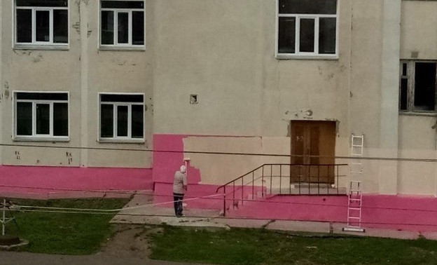 В Кирове перекрашивают школу с ярко-розовым фасадом