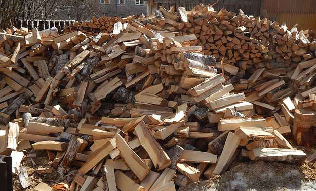 В Омутнинске улицы в частном секторе города захламили дровами