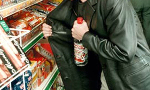 В Омутнинске продавец убедила посетителя магазина не красть водку