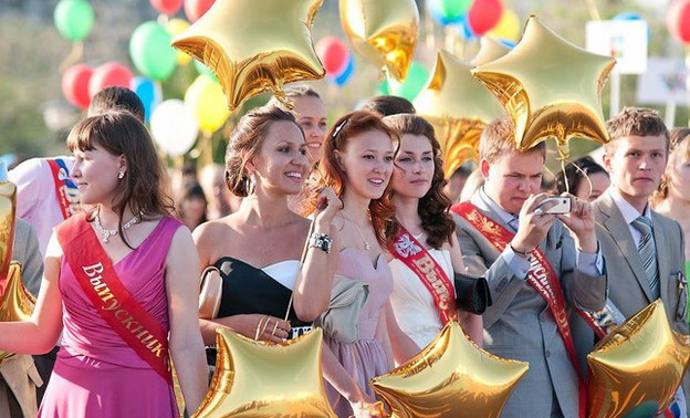 Платье, туфли и банкет: выпускной в 11-м классе в среднем обходится в 30 тысяч рублей