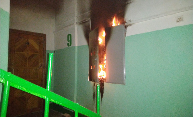 В подъезде одного из жилых домов в Кирово-Чепецке загорелся электрический щиток