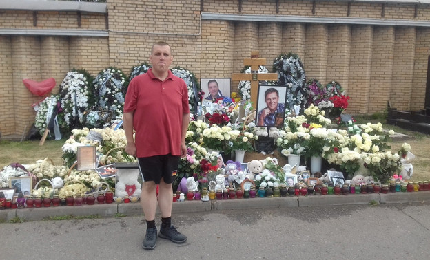 Кировский гармонист посетил могилы знаменитых артистов