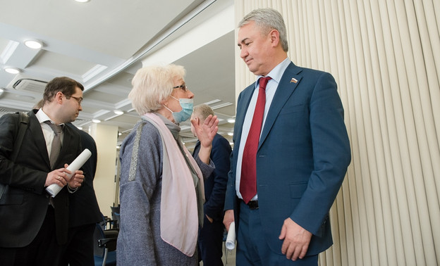 Создание зала воинской славы, ремонт школьного спортзала и Дома культуры: в Мурашинском районе подвели итоги работы Рахима Азимова